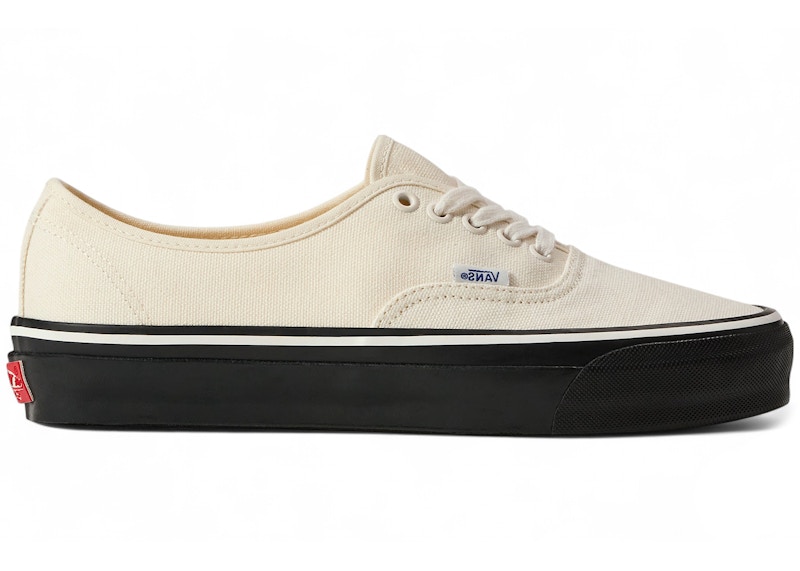 Premium Authentic Shoe in Black / White | Vans