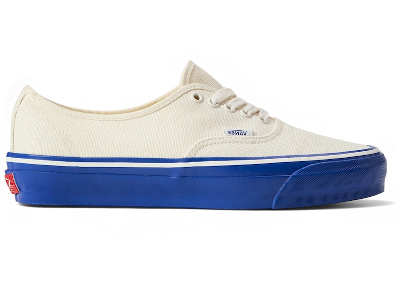 Premium Authentic Shoe in Black / White | Vans
