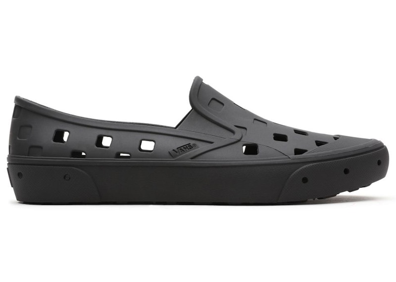 Vans triple black cheap slip on